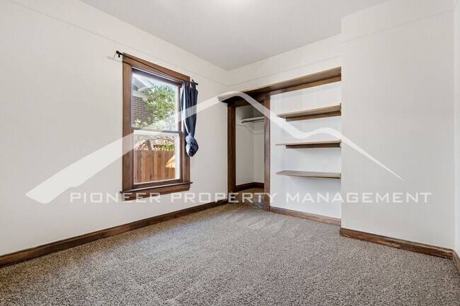 Building Photo - Beautiful Home with Fenced Yard and Washer/Dryer