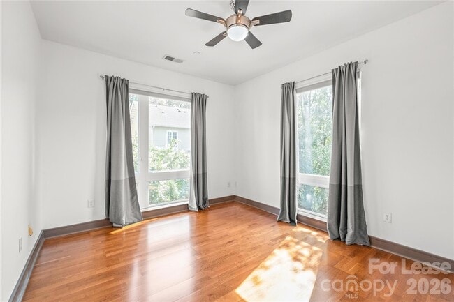 Building Photo - 2200 Lyndhurst Ave