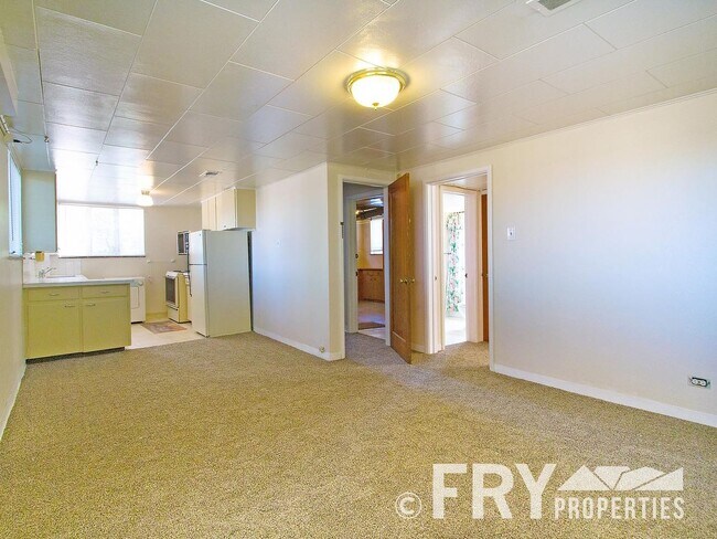 Building Photo - Raised Ranch with Second Kitchen in Prime Location