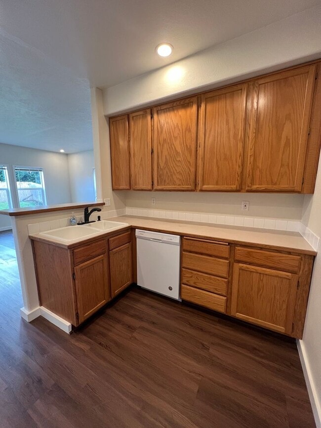 Building Photo - 3-bedroom 2 1/2-bathroom duplex