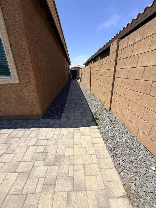 Building Photo - 3807 S 65th Ave