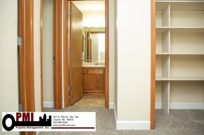 Building Photo - 3 Bedroom and 1.5 bathroom Duplex for Rent
