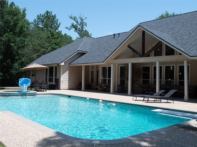 Building Photo - 427 Trace Way Dr
