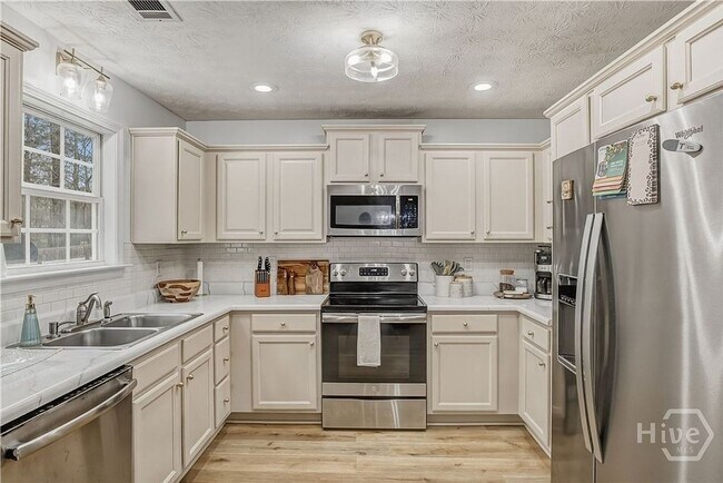 Building Photo - Beautiful 3BR/3BA Home with Private Pool in Commerce