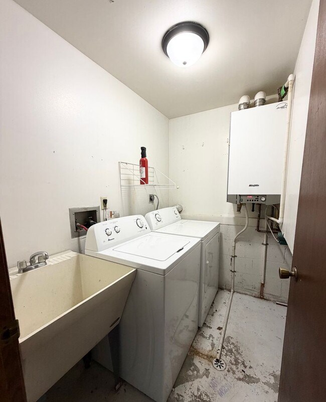 Building Photo - 3243-3243 Wanta Dr