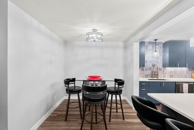 Building Photo - STYLISH 2 BED/2 BATHS LAKE OSWEGO CONDO