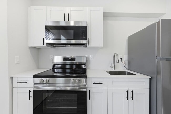 Building Photo - 300 E 3rd St