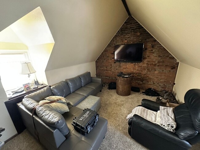 Building Photo - 549 Bridge St