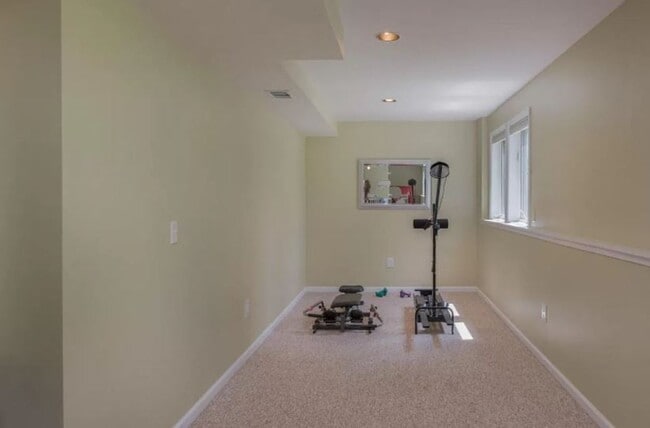 Building Photo - Beautiful large 4 bedroom Home