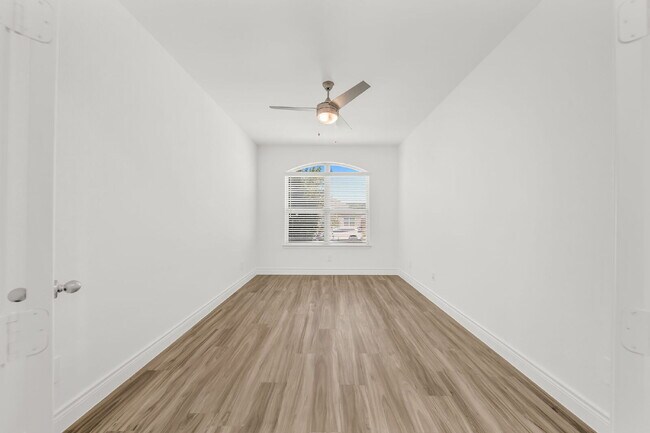 Building Photo - Stunning 4-bedroom, 3-bathroom single-stor...