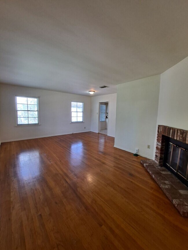 Building Photo - 3 BEDROOM HOME W/CENTRAL AIR CONDITIONING