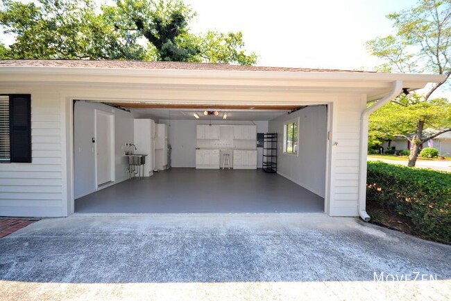 Building Photo - 1210 Smith Bay Cir W