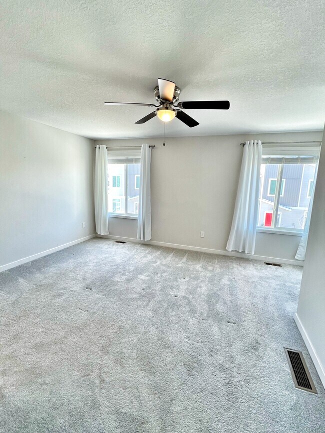 Building Photo - 327 NE Otter Dr