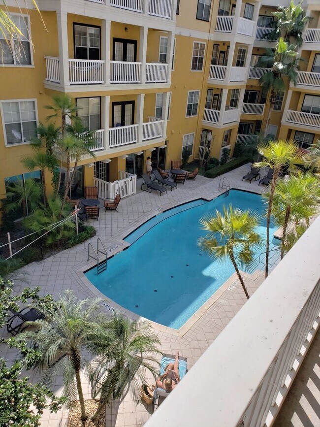 Building Photo - Great 1/1 unit with wood laminate floors, upgraded appliances and balcony!