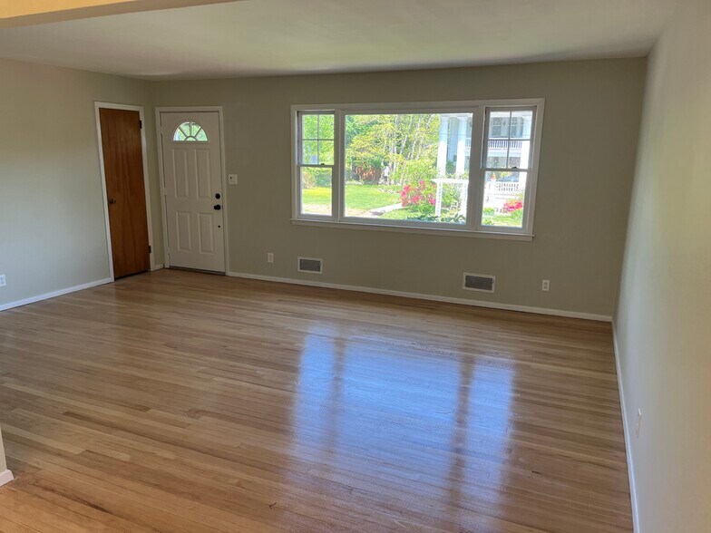 Building Photo - 96 Oakdene Ave
