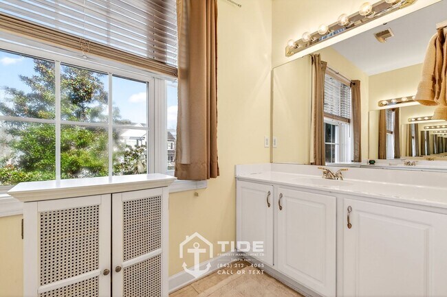 Building Photo - Spacious Retreat in Mt. Pleasant