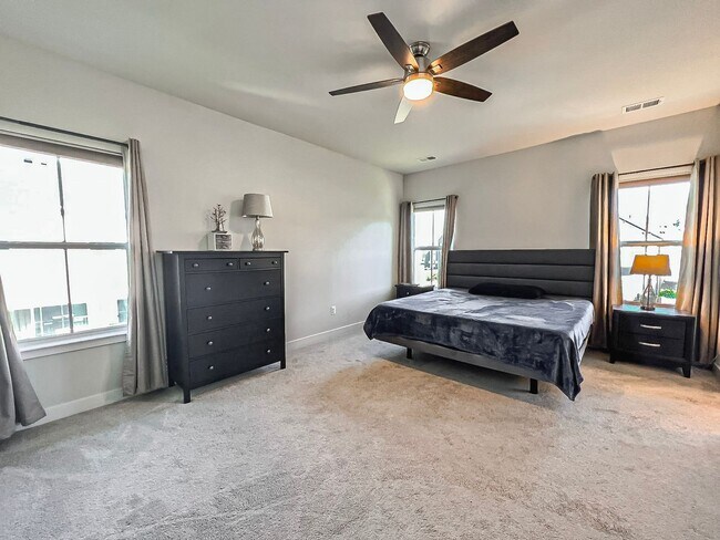 Building Photo - Luxurious 4 Bedroom 3.5 Bathroom End Unit ...