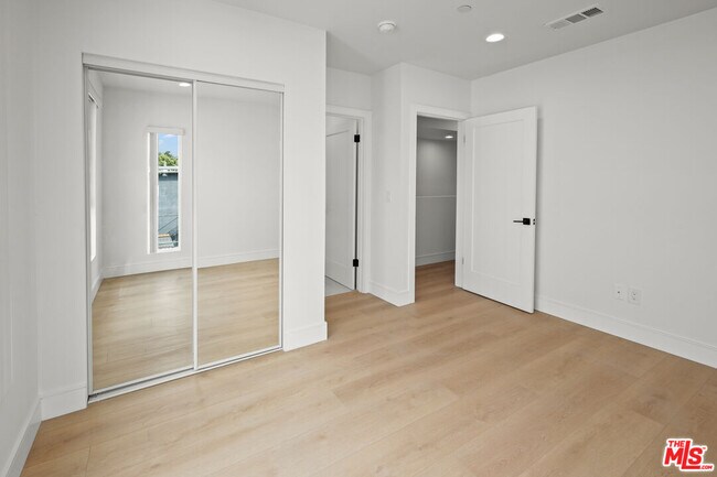 Building Photo - 2700 Larga Ave