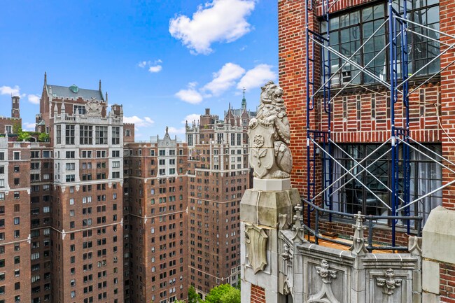 Building Photo - 320 E 42nd St