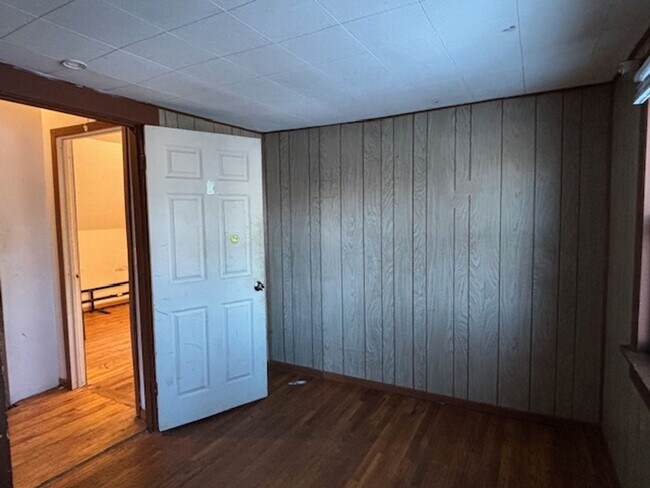 Building Photo - 3 BR/1 BA Single-Family Home in St. Paul!