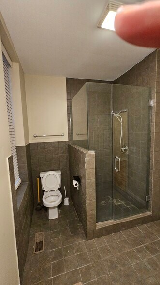 1st floor bath - 1411 W Ohio St