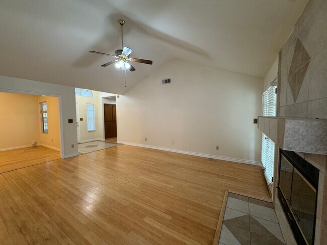 Building Photo - NE Bakersfield home with a sunroom!