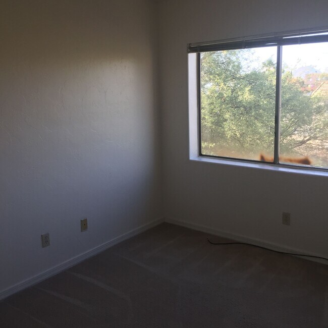 Building Photo - 2536 N Corinthian Garden Dr