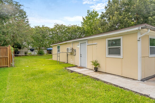 Building Photo - 5822 Tampico Rd