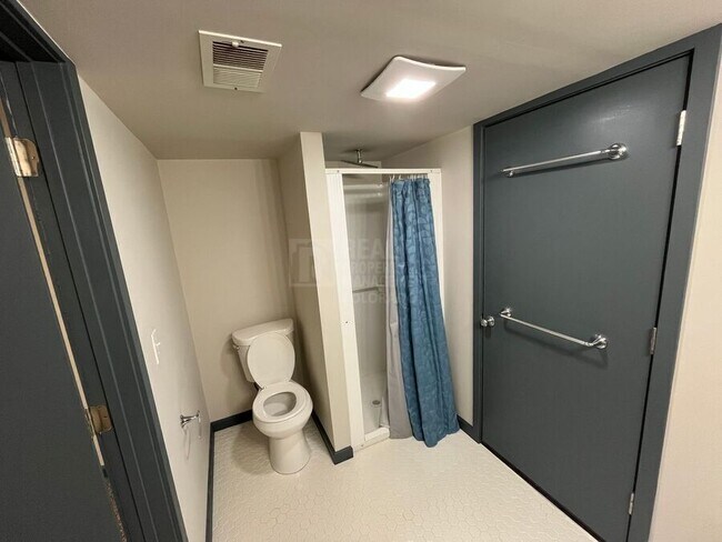 Building Photo - 1044 Winona Cir