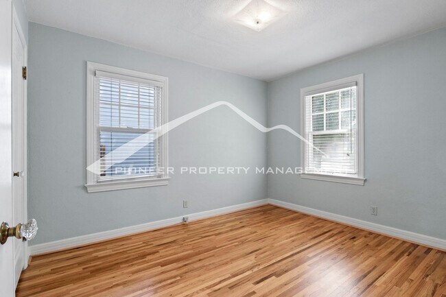 Building Photo - Charming Bungalow in Patty Jewett Neighborhood! 3bed, 2 bath, Enclosed yard, 1 car garage, carport