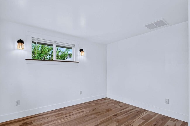 Building Photo - 829 Lincoln Ave