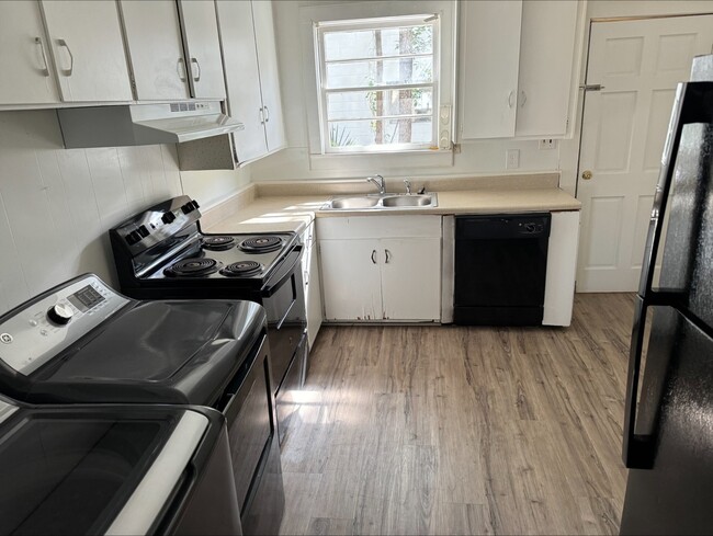 Kitchen with dishwasher - 1104 N Toombs St