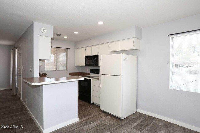 Building Photo - 522 W Blackhawk Dr