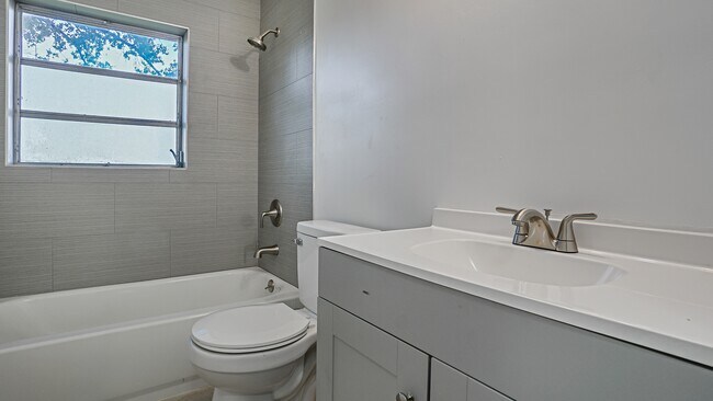 Building Photo - 5219 Bonnie Brae Cir