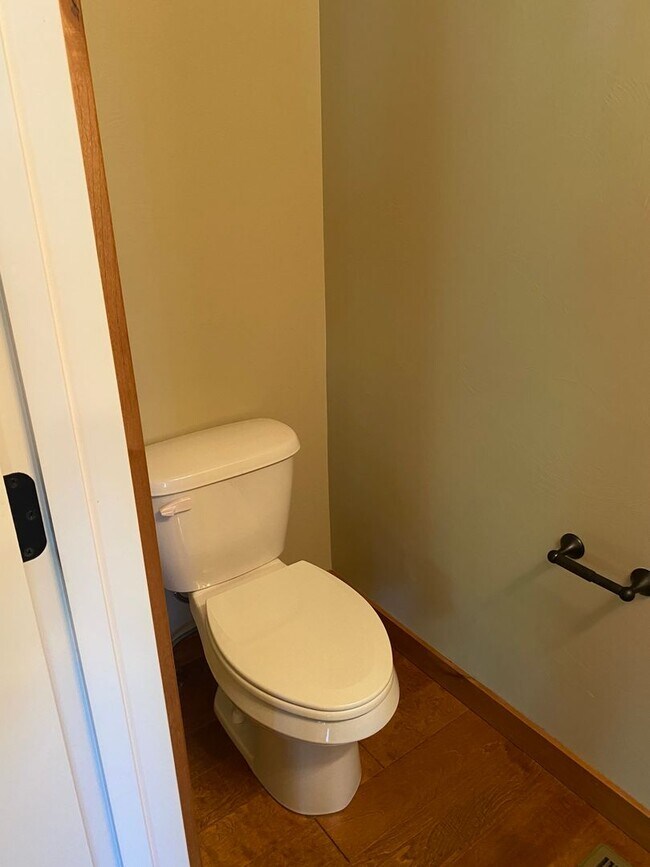 Building Photo - 3 Bedroom, End Unit, Condo in Bozeman