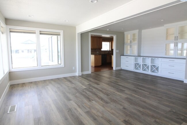 Building Photo - 4 BD, 4 BA House in Kennewick- Views of th...
