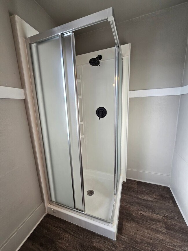 Building Photo - 503 W 5th Ave