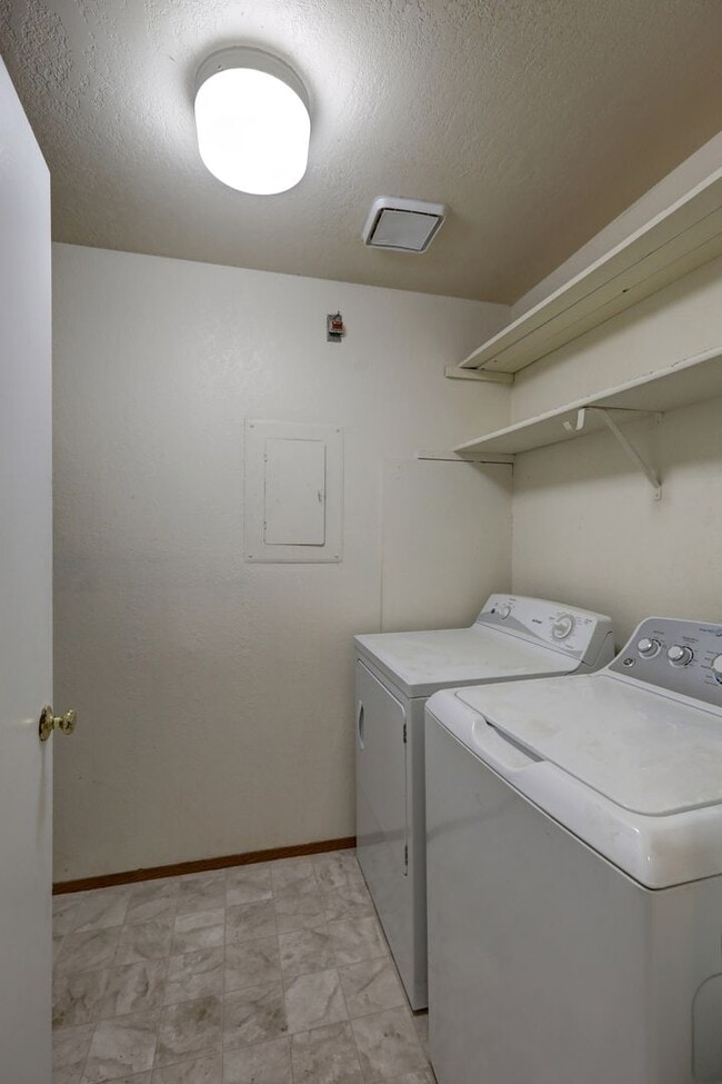 Building Photo - Updated 2 Bedroom Bellevue Condo is Available!