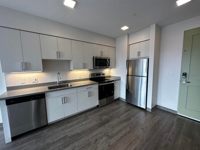 Building Photo - 409 Elm St