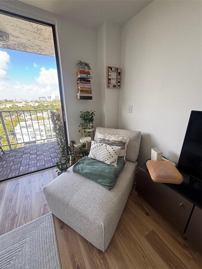 Building Photo - 2350 NE 135th St