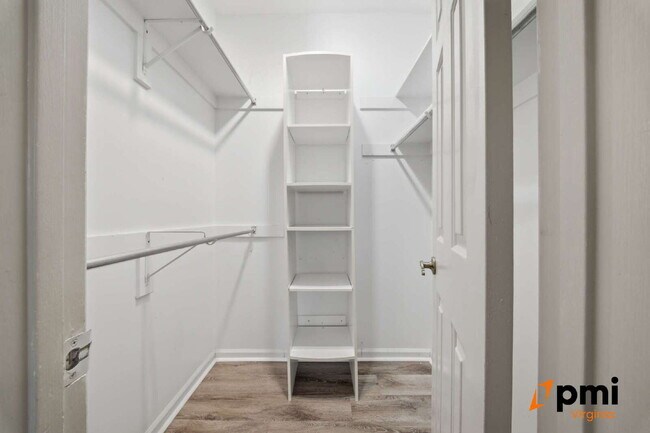 Building Photo - Immaculate 2 Bedroom 2 Bath Condo- Shore Drive