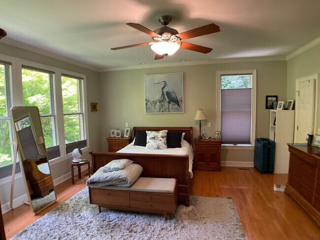 Building Photo - Executive Home in The Heart of Chapel Hill!