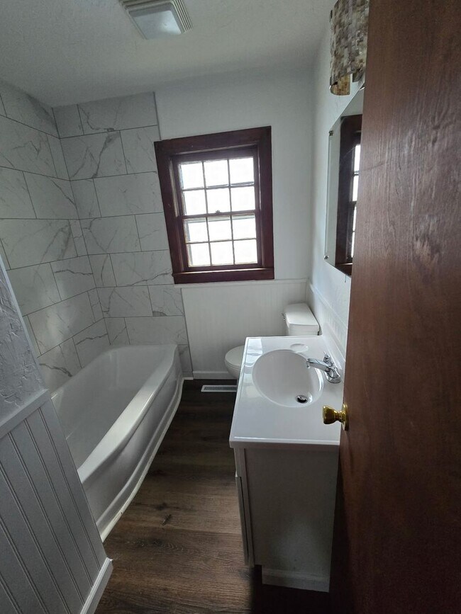 Building Photo - Spacious 2 Bedroom, 1.5 Bath Home in Sprin...
