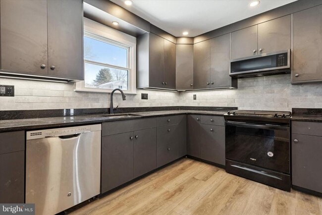 Building Photo - 17 McLaughlin Dr