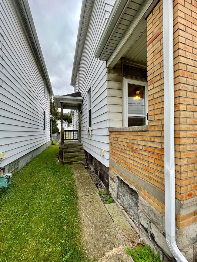 Building Photo - 710 4th Ave