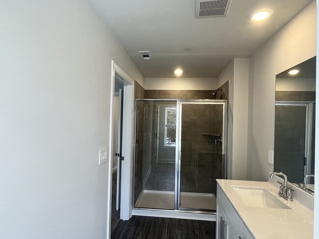 Building Photo - 204 Douglas Bend Rd