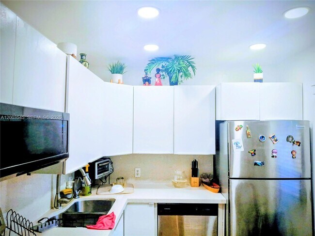 Building Photo - 3101 N Country Club Dr