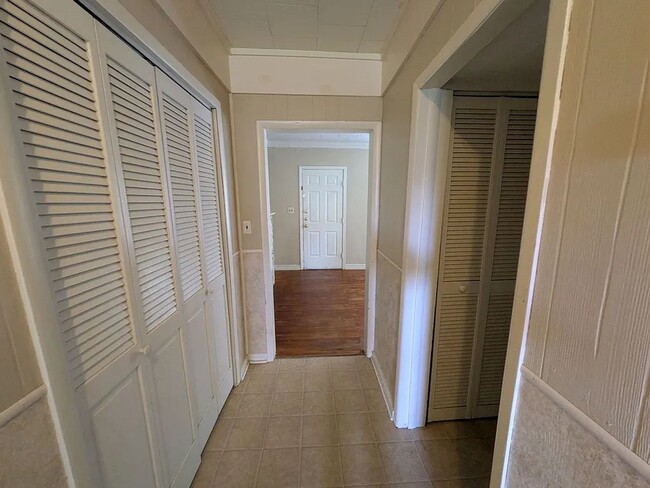 Building Photo - 824 Llano St