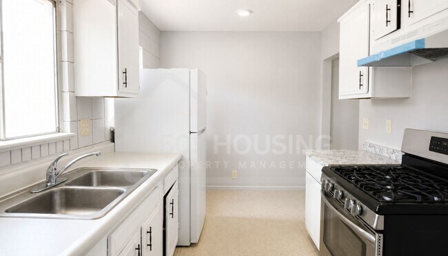 Building Photo - Large Move-In Ready 1-Bedroom Near Kirtland AFB