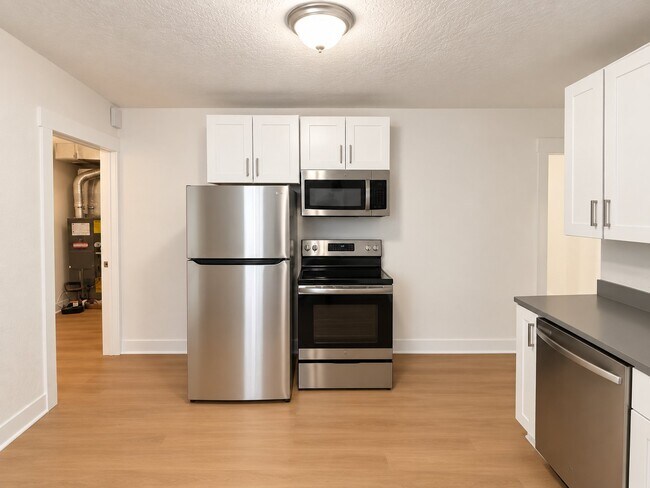 Building Photo - 458 E Lambourne Ave
